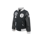 NBA BROOKLYN NETS RETRO CLASSIC BLOUSON COLLÉGIAL EN LAINE À BORDS CÔTELÉS POUR GARÇON ENFANT (NOIR/GRIS)