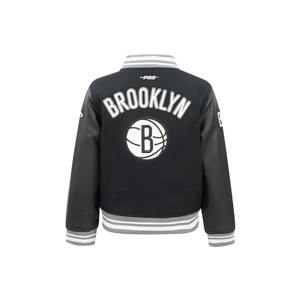 NBA BROOKLYN NETS RETRO CLASSIC BLOUSON COLLÉGIAL EN LAINE À BORDS CÔTELÉS POUR GARÇON ENFANT (NOIR/GRIS)