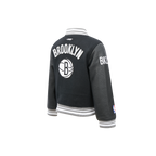 NBA BROOKLYN NETS RETRO CLASSIC BLOUSON COLLÉGIAL EN LAINE À BORDS CÔTELÉS POUR GARÇON ENFANT (NOIR/GRIS)