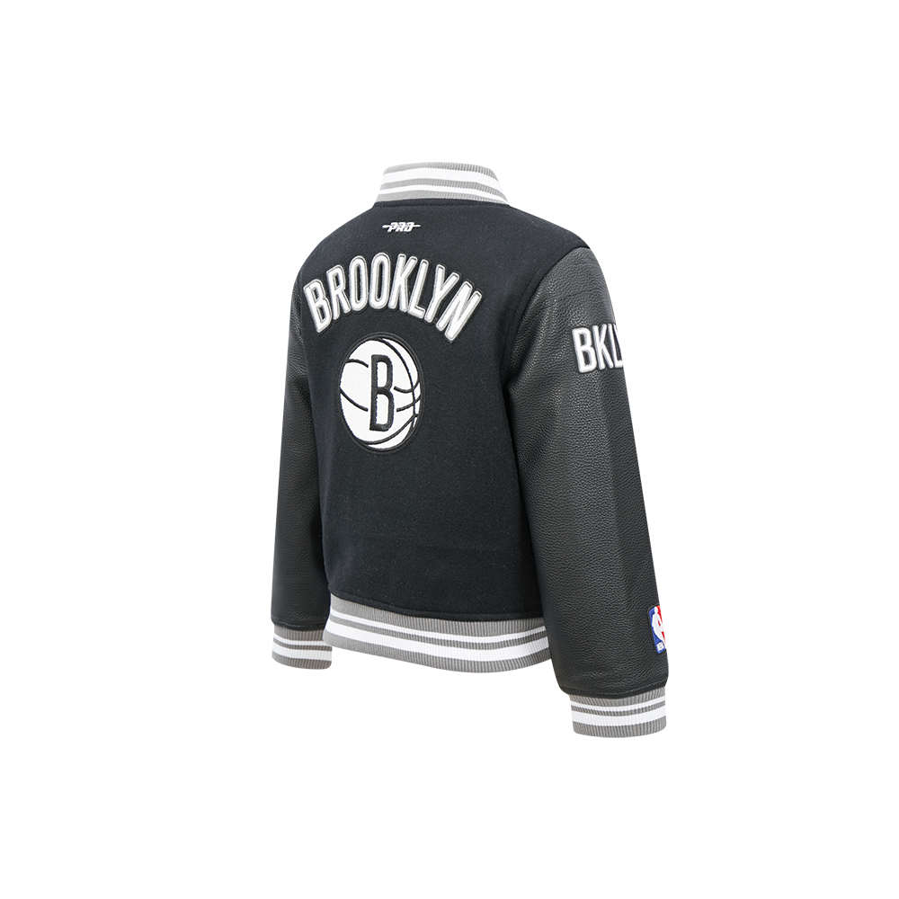 NBA BROOKLYN NETS RETRO CLASSIC BLOUSON COLLÉGIAL EN LAINE À BORDS CÔTELÉS POUR GARÇON ENFANT (NOIR/GRIS)