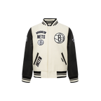 NBA BROOKLYN NETS RETRO CLASSIC BLOUSON COLLÉGIAL EN LAINE À BORDS CÔTELÉS POUR GARÇON ENFANT (COQUILLE D'ŒUF/NOIR)