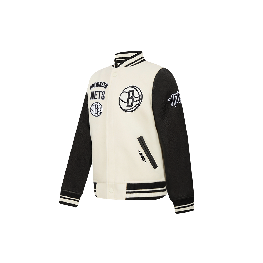 NBA BROOKLYN NETS RETRO CLASSIC BLOUSON COLLÉGIAL EN LAINE À BORDS CÔTELÉS POUR GARÇON ENFANT (COQUILLE D'ŒUF/NOIR)