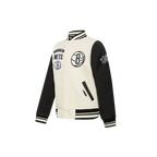 NBA BROOKLYN NETS RETRO CLASSIC BLOUSON COLLÉGIAL EN LAINE À BORDS CÔTELÉS POUR GARÇON ENFANT (COQUILLE D'ŒUF/NOIR)