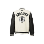 NBA BROOKLYN NETS RETRO CLASSIC BLOUSON COLLÉGIAL EN LAINE À BORDS CÔTELÉS POUR GARÇON ENFANT (COQUILLE D'ŒUF/NOIR)