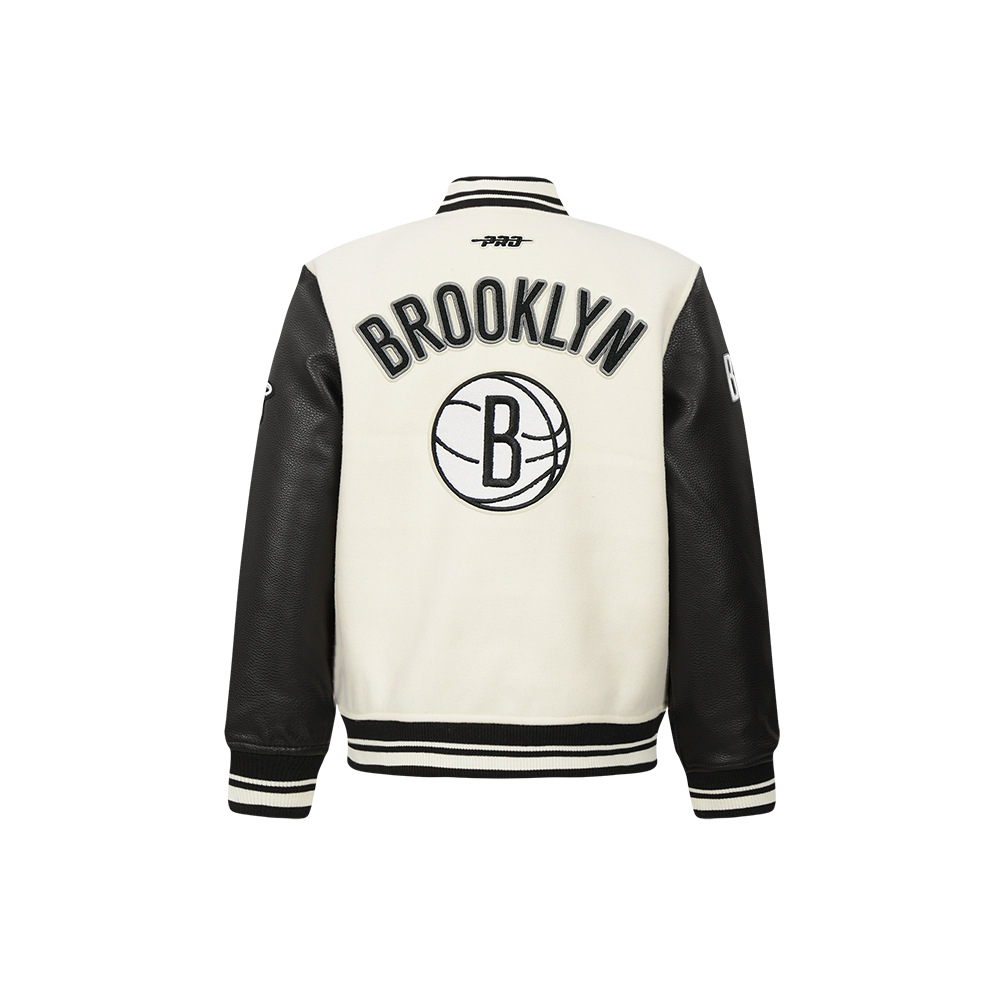NBA BROOKLYN NETS RETRO CLASSIC BLOUSON COLLÉGIAL EN LAINE À BORDS CÔTELÉS POUR GARÇON ENFANT (COQUILLE D'ŒUF/NOIR)