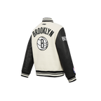 NBA BROOKLYN NETS RETRO CLASSIC BLOUSON COLLÉGIAL EN LAINE À BORDS CÔTELÉS POUR GARÇON ENFANT (COQUILLE D'ŒUF/NOIR)