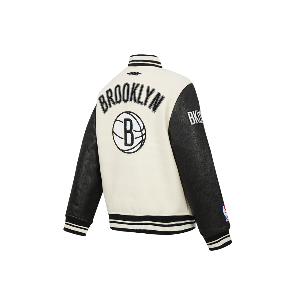 NBA BROOKLYN NETS RETRO CLASSIC BLOUSON COLLÉGIAL EN LAINE À BORDS CÔTELÉS POUR GARÇON ENFANT (COQUILLE D'ŒUF/NOIR)