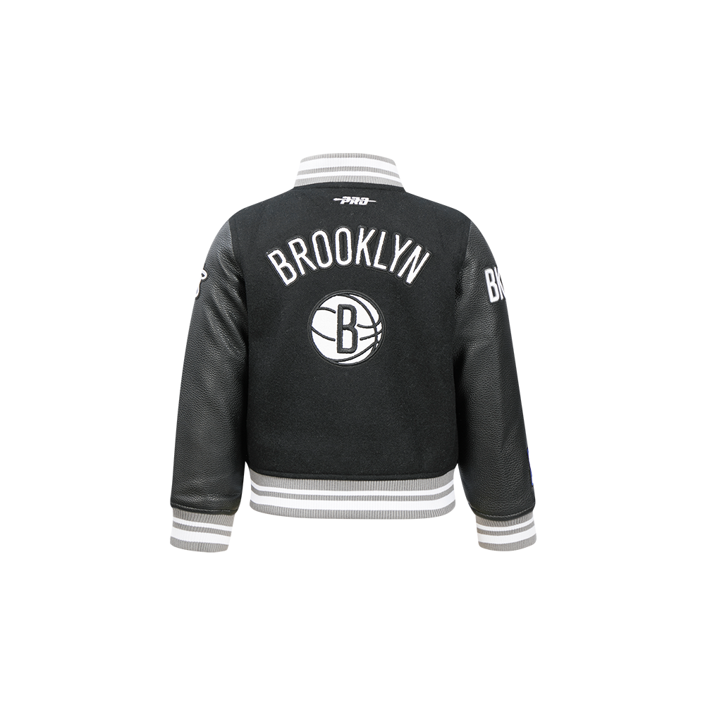 NBA BROOKLYN NETS RETRO CLASSIC BLOUSON COLLÉGIAL EN LAINE À BORDS CÔTELÉS POUR GARÇON BAMBIN (NOIR/GRIS)
