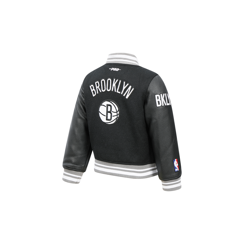 NBA BROOKLYN NETS RETRO CLASSIC BLOUSON COLLÉGIAL EN LAINE À BORDS CÔTELÉS POUR GARÇON BAMBIN (NOIR/GRIS)