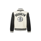 NBA BROOKLYN NETS RETRO CLASSIC BLOUSON COLLÉGIAL EN LAINE À BORDS CÔTELÉS POUR GARÇON BAMBIN (COQUILLE D'ŒUF/NOIR)
