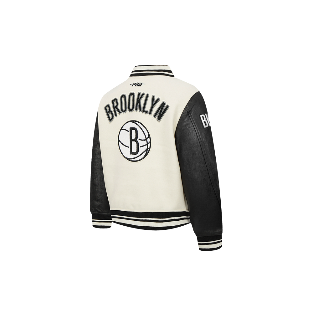 NBA BROOKLYN NETS RETRO CLASSIC BLOUSON COLLÉGIAL EN LAINE À BORDS CÔTELÉS POUR GARÇON BAMBIN (COQUILLE D'ŒUF/NOIR)
