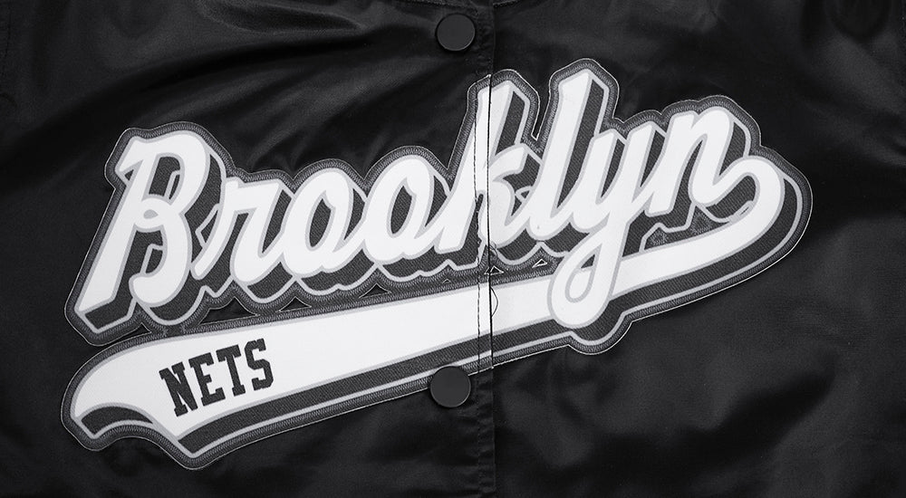 NBA BROOKLYN NETS SCRIPT TAIL WOMEN'S SATIN JACKET (BLACK/GRAY)