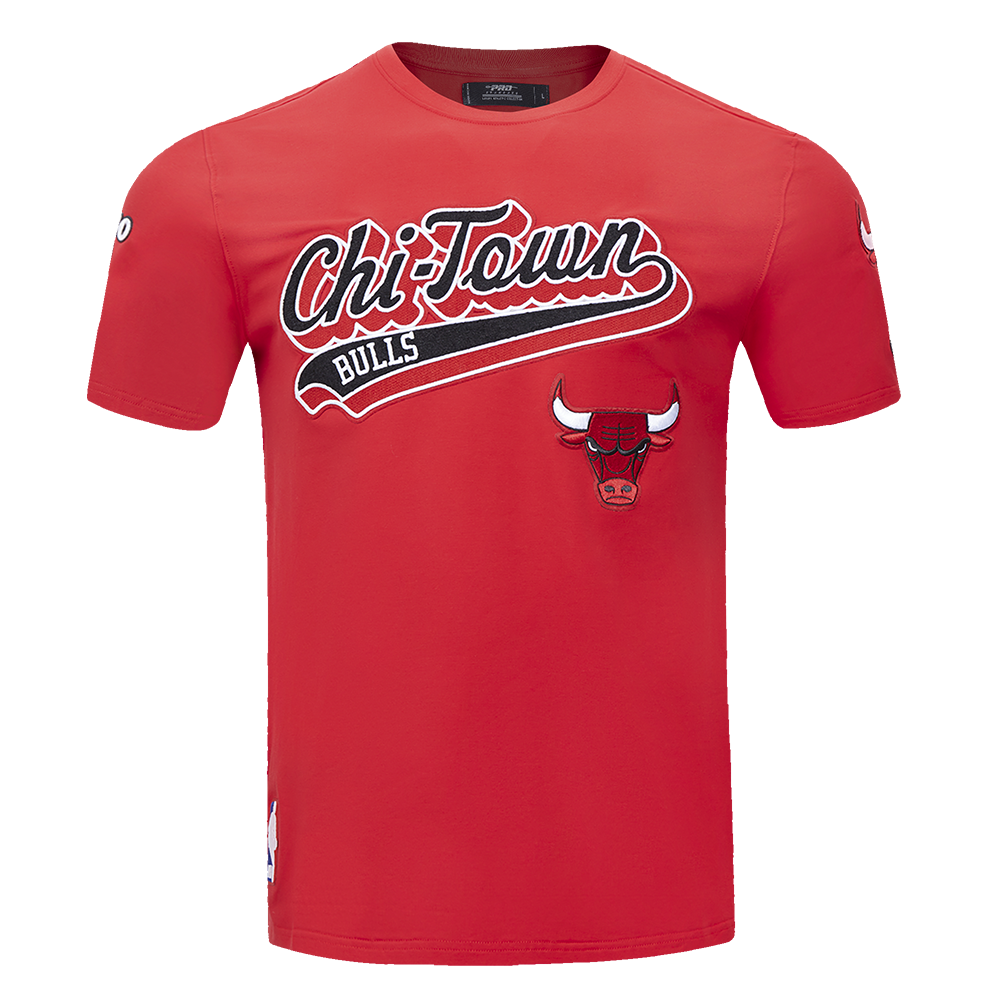 NBA CHICAGO BULLS SCRIPT TAIL MEN'S   TEE (RED)
