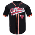 NBA CHICAGO BULLS SCRIPT TAIL CHEMISE BOUTONNÉE EN FILET POUR HOMME (NOIR/ROUGE)