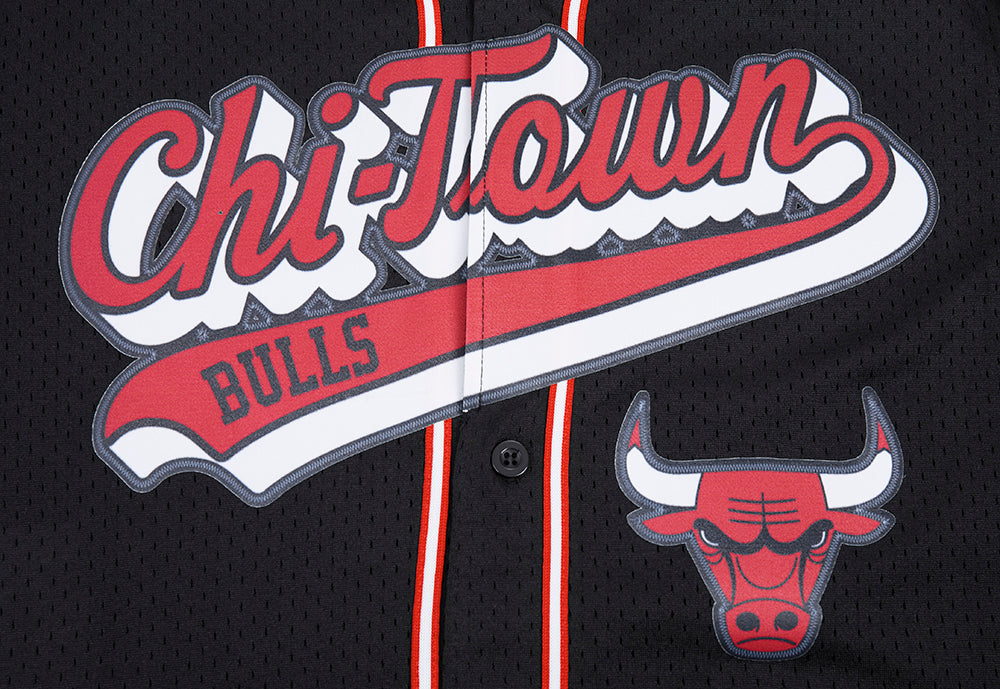 NBA CHICAGO BULLS SCRIPT TAIL CHEMISE BOUTONNÉE EN FILET POUR HOMME (NOIR/ROUGE)