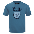 NBA CHICAGO BULLS COUNTRY CLUB T-SHIRT EN JERSEY DE COTON À ÉPAULES TOMBANTES POUR HOMME (BLEU ACIER)