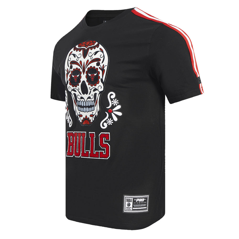 NBA CHICAGO BULLS SUGAR SKULL MEN'S SINGLE JERSEY STRIPED TEE (BLACK/RED)