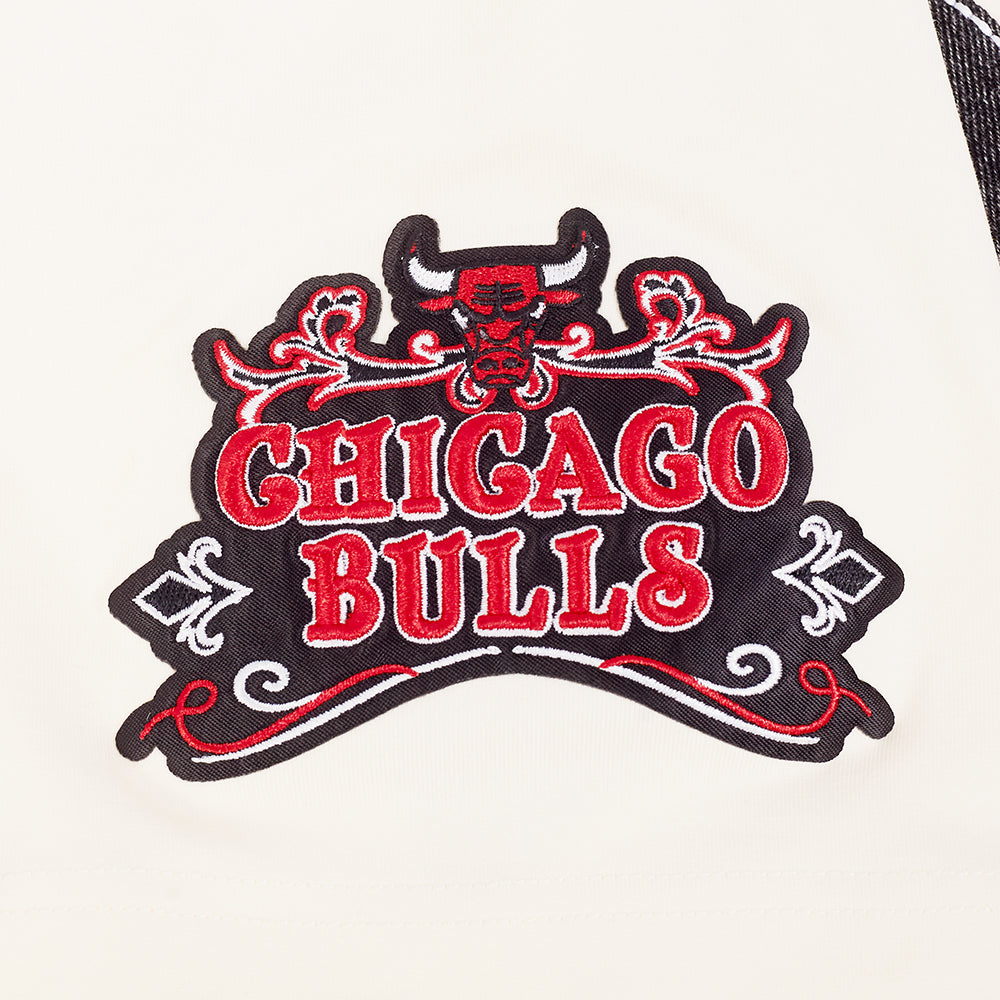 NBA CHICAGO BULLS REBEL ATHLETICS T-SHIRT EN JERSEY SIMPLE À LOGO EMPILÉ POUR HOMME (COQUILLE D'ŒUF)