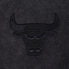 NBA CHICAGO BULLS WASHED CLASSIC T-SHIRT EN JERSEY DE COTON DÉLAVÉ À L'ENZYME À ÉPAULES TOMBANTES POUR HOMME (NOIR DÉLAVÉ)