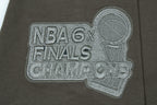 NBA CHICAGO BULLS NEUTRAL T-SHIRT À ÉPAULES TOMBANTES POUR HOMME (TAUPE FONCÉ)