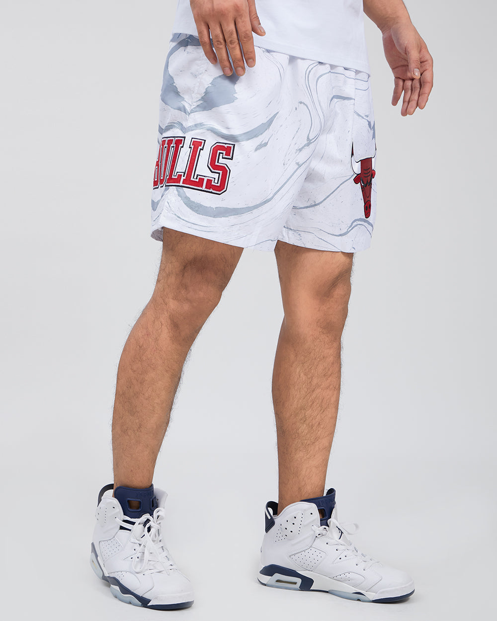 NBA CHICAGO BULLS AOP MARBLE MEN'S WOVEN SHORT (WHITE)