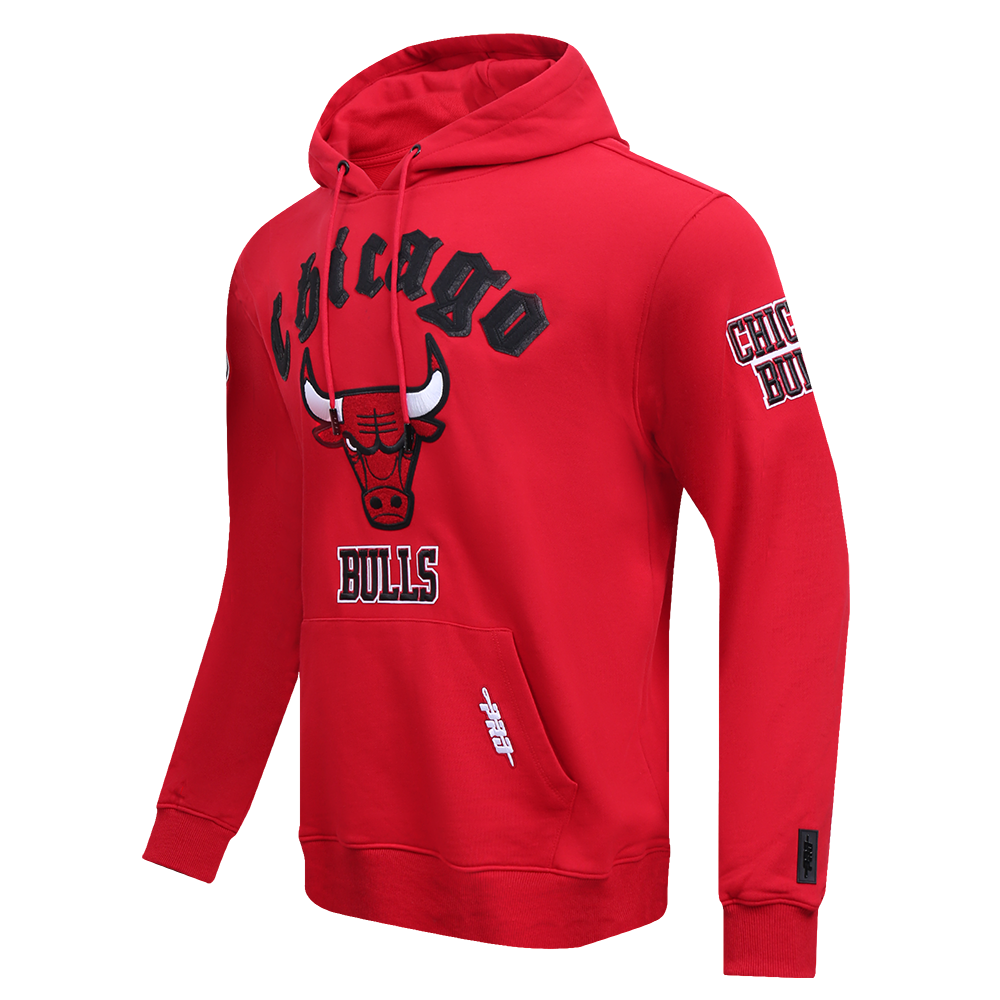 NBA CHICAGO BULLS OLD ENGLISH MEN'S PULLOVER HOODIE (RED)