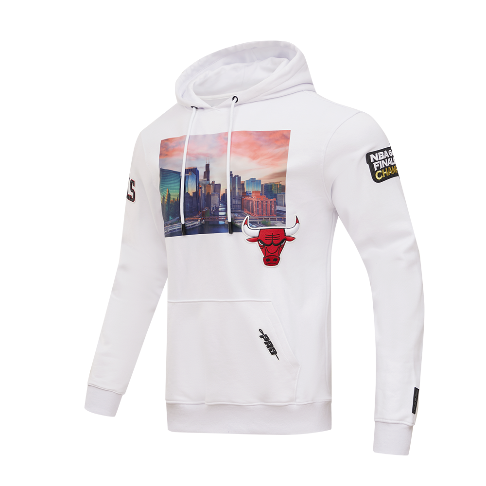 NBA CHICAGO BULLS CITY SCAPE MEN'S PULLOVER HOODIE (WHITE)