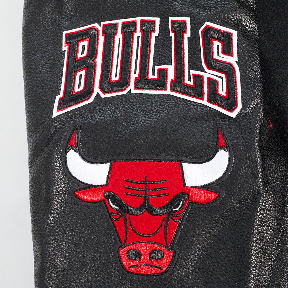 NBA CHICAGO BULLS OLD ENGLISH MEN'S RIB WOOL VARSITY JACKET (BLACK/RED/BLACK)