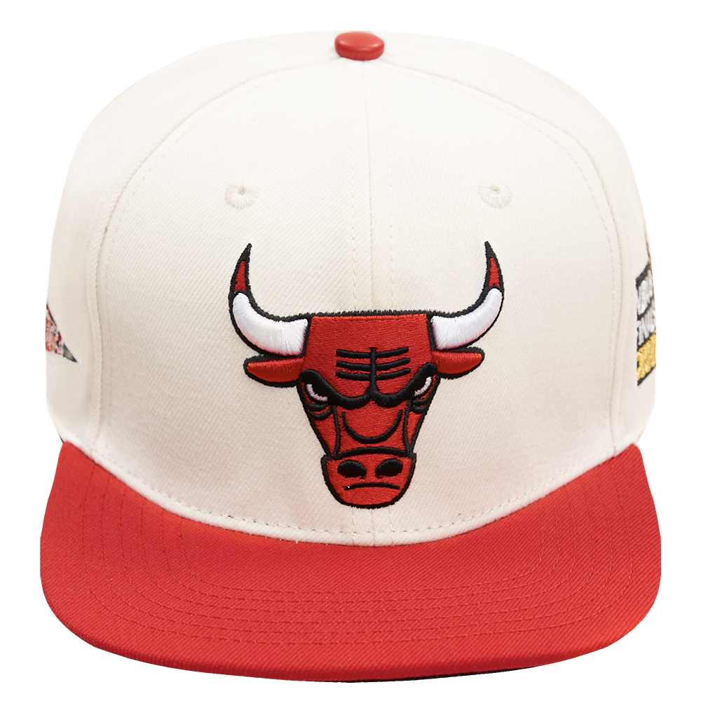 NBA CHICAGO BULLS RETRO CLASSIC UNISEX PRIMARY LOGO WOOL SNAPBACK HAT (EGGSHELL/RED)