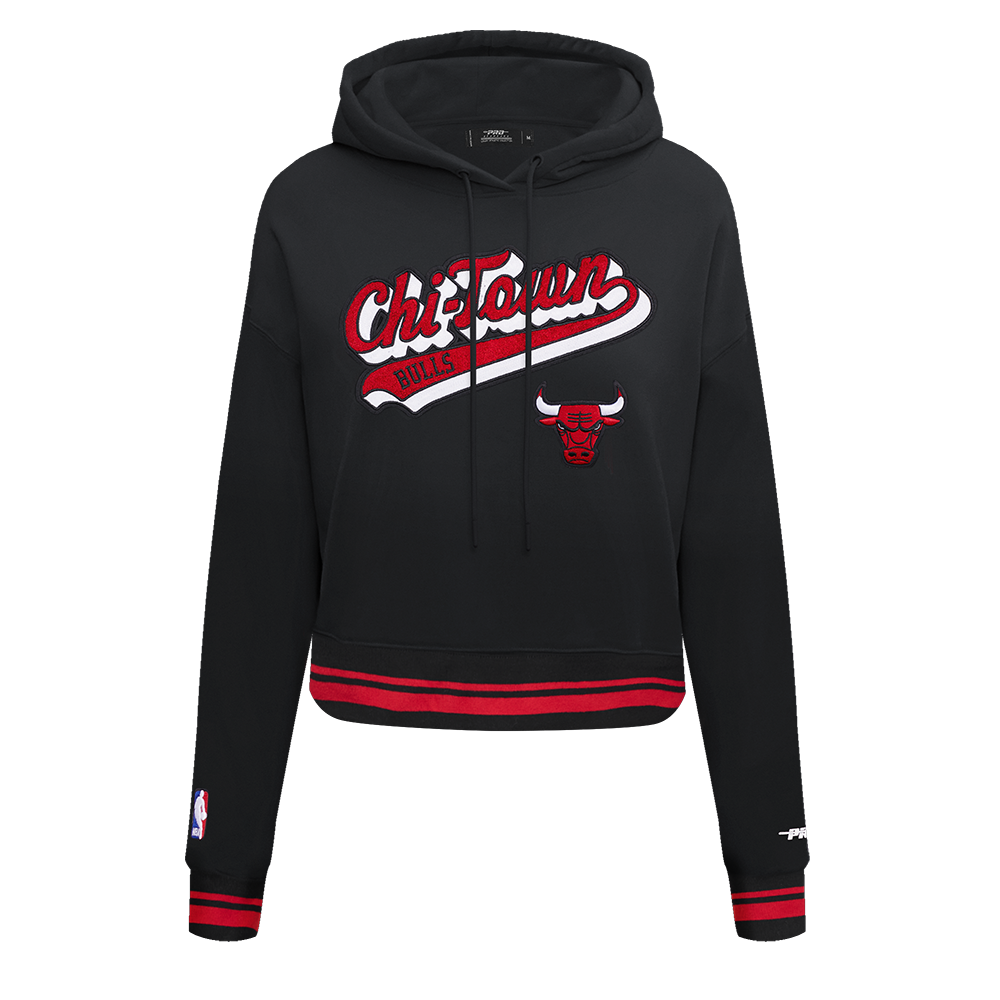 NBA CHICAGO BULLS SCRIPT TAIL WOMEN'S RIB FLEECE CROPPED PULLOVER HOODIE (BLACK/RED/BLACK)