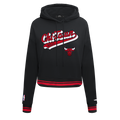 NBA CHICAGO BULLS SCRIPT TAIL WOMEN'S RIB FLEECE CROPPED PULLOVER HOODIE (BLACK/RED/BLACK)