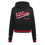 NBA CHICAGO BULLS SCRIPT TAIL WOMEN'S RIB FLEECE CROPPED PULLOVER HOODIE (BLACK/RED/BLACK)