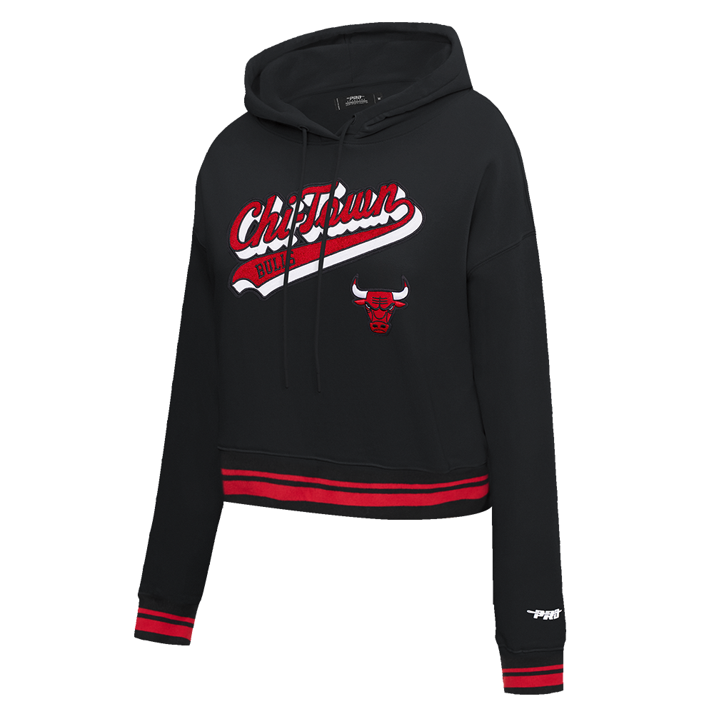 NBA CHICAGO BULLS SCRIPT TAIL WOMEN'S RIB FLEECE CROPPED PULLOVER HOODIE (BLACK/RED/BLACK)