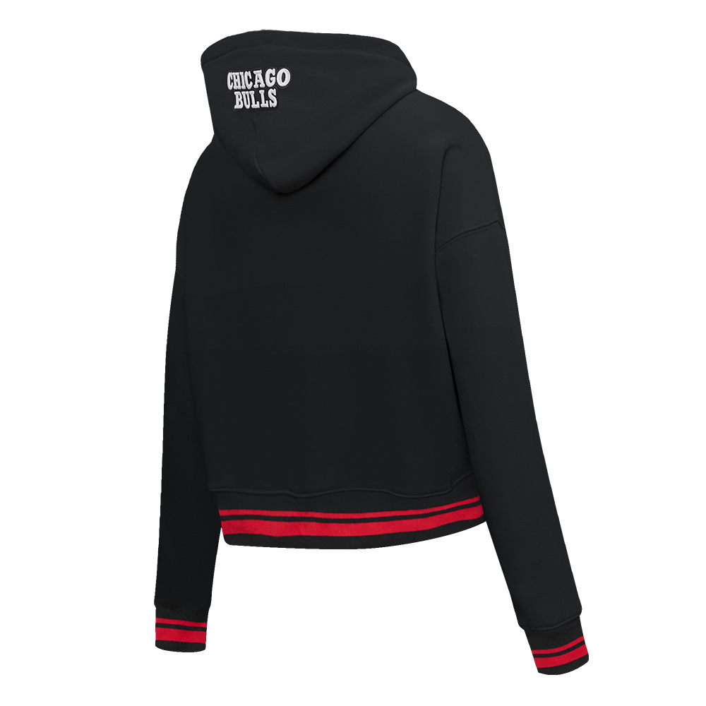 NBA CHICAGO BULLS SCRIPT TAIL WOMEN'S RIB FLEECE CROPPED PULLOVER HOODIE (BLACK/RED/BLACK)