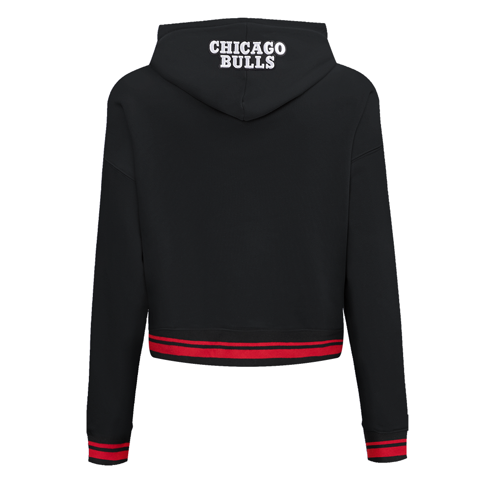 NBA CHICAGO BULLS SCRIPT TAIL WOMEN'S RIB FLEECE CROPPED PULLOVER HOODIE (BLACK/RED/BLACK)