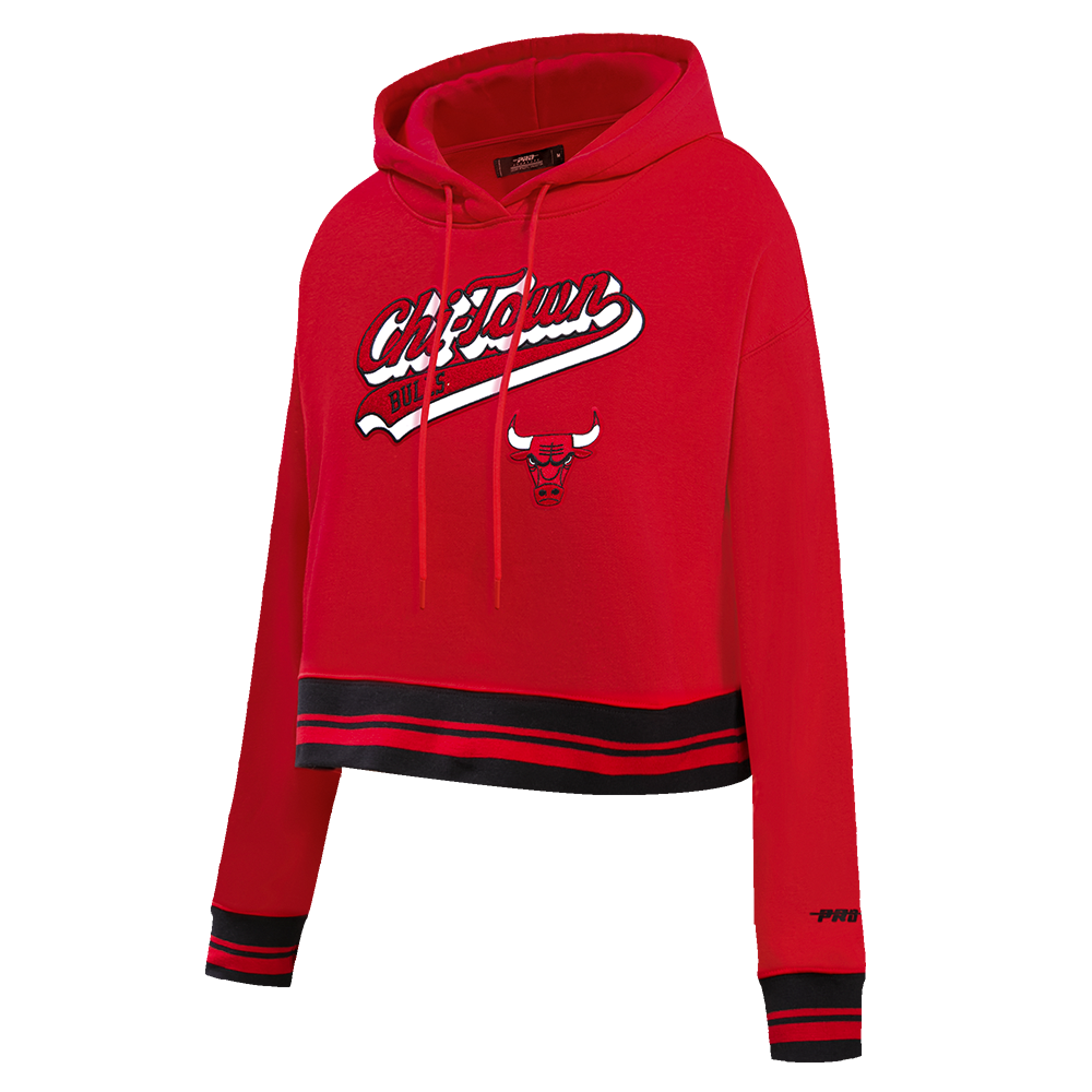 NBA CHICAGO BULLS SCRIPT TAIL WOMEN'S RIB FLEECE CROPPED PULLOVER HOODIE (RED/BLACK)