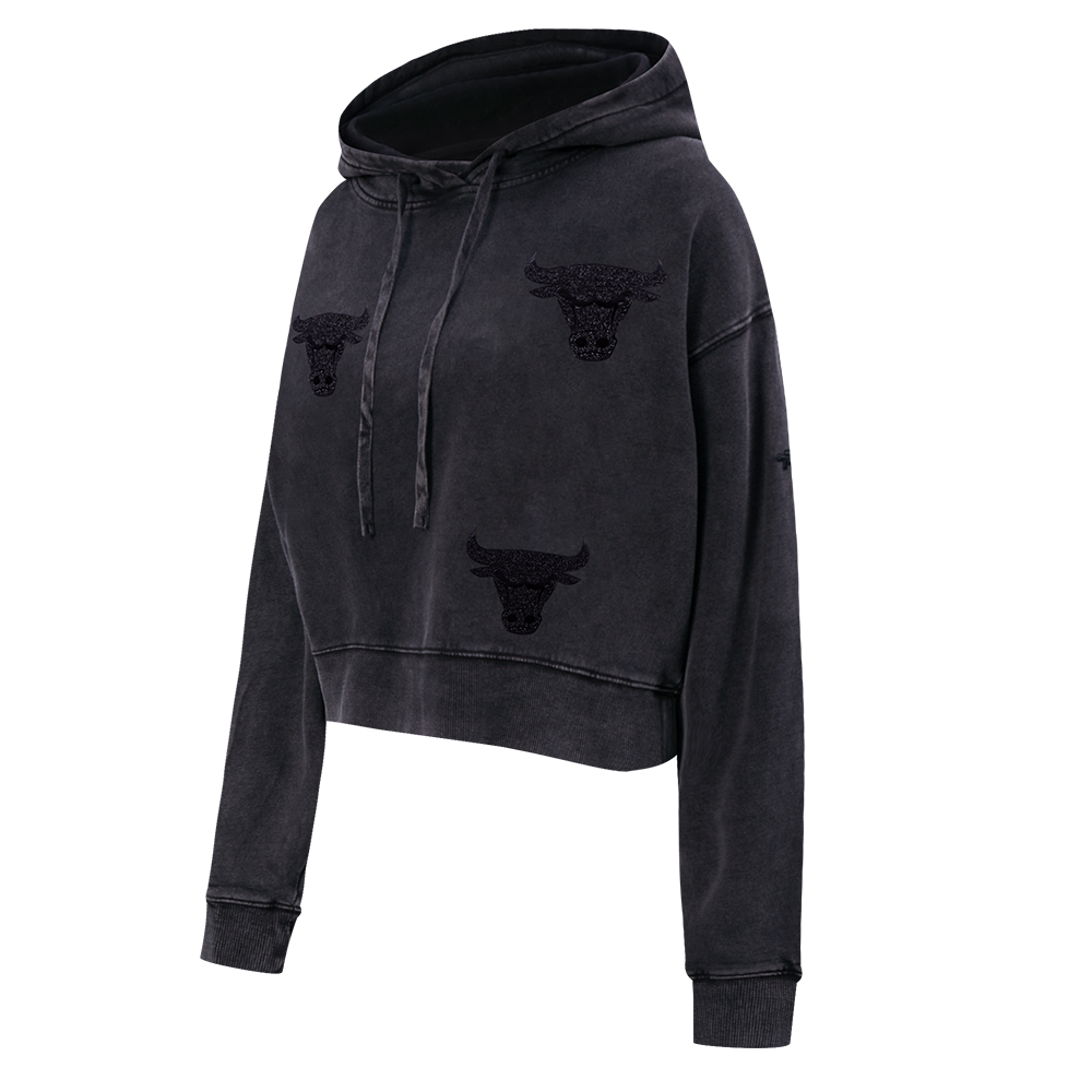 NBA CHICAGO BULLS WASHED CRYSTALLINE WOMEN'S CROPPED PULLOVER HOODIE (WASHED BLACK)