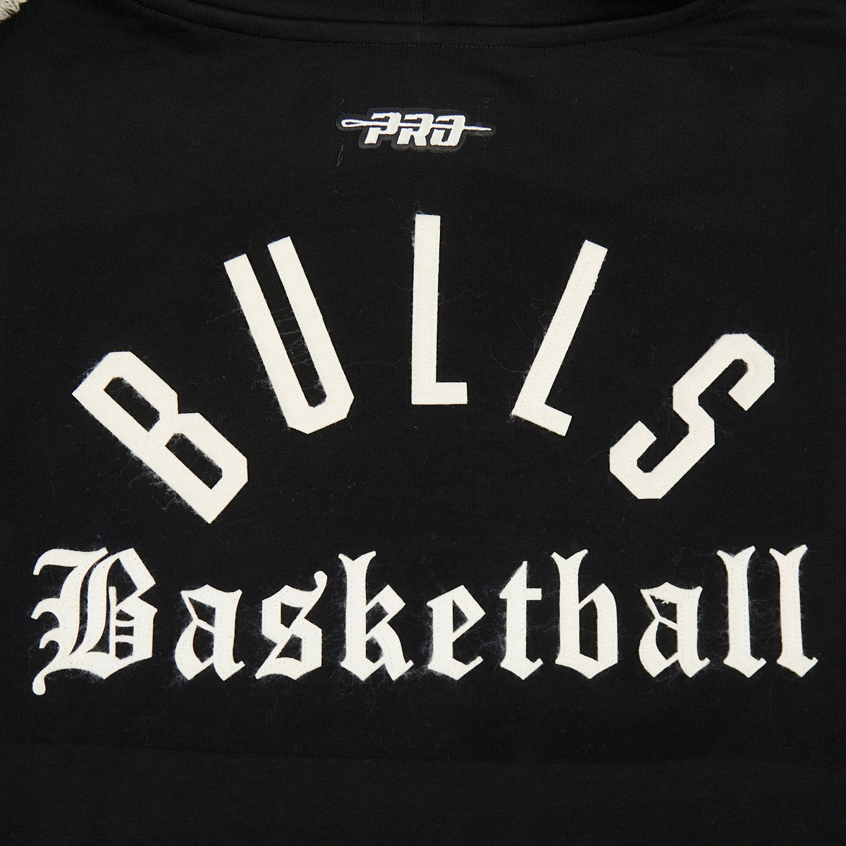 NBA CHICAGO BULLS MODERN ORIGINALS WOMEN'S FLC CROPPED PO HOODIE (BLACK)