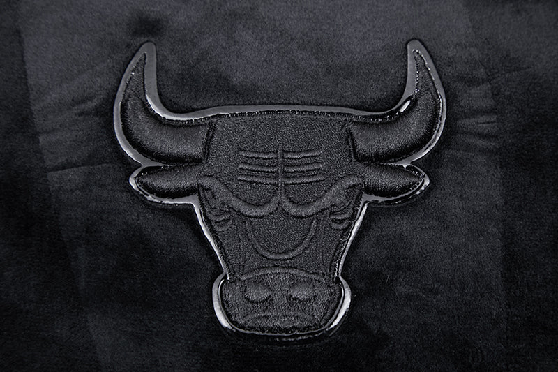 NBA CHICAGO BULLS TRIPLE BLACK CHANDAIL À CAPUCHON EN VELOURS À GLISSIÈRE POUR FEMME (TRIPLE NOIR)