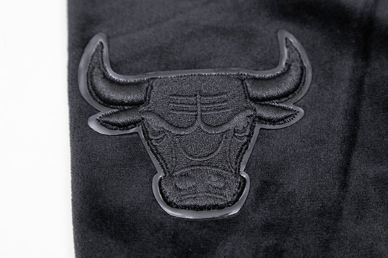 NBA CHICAGO BULLS TRIPLE BLACK CHANDAIL À CAPUCHON EN VELOURS À GLISSIÈRE POUR FEMME (TRIPLE NOIR)