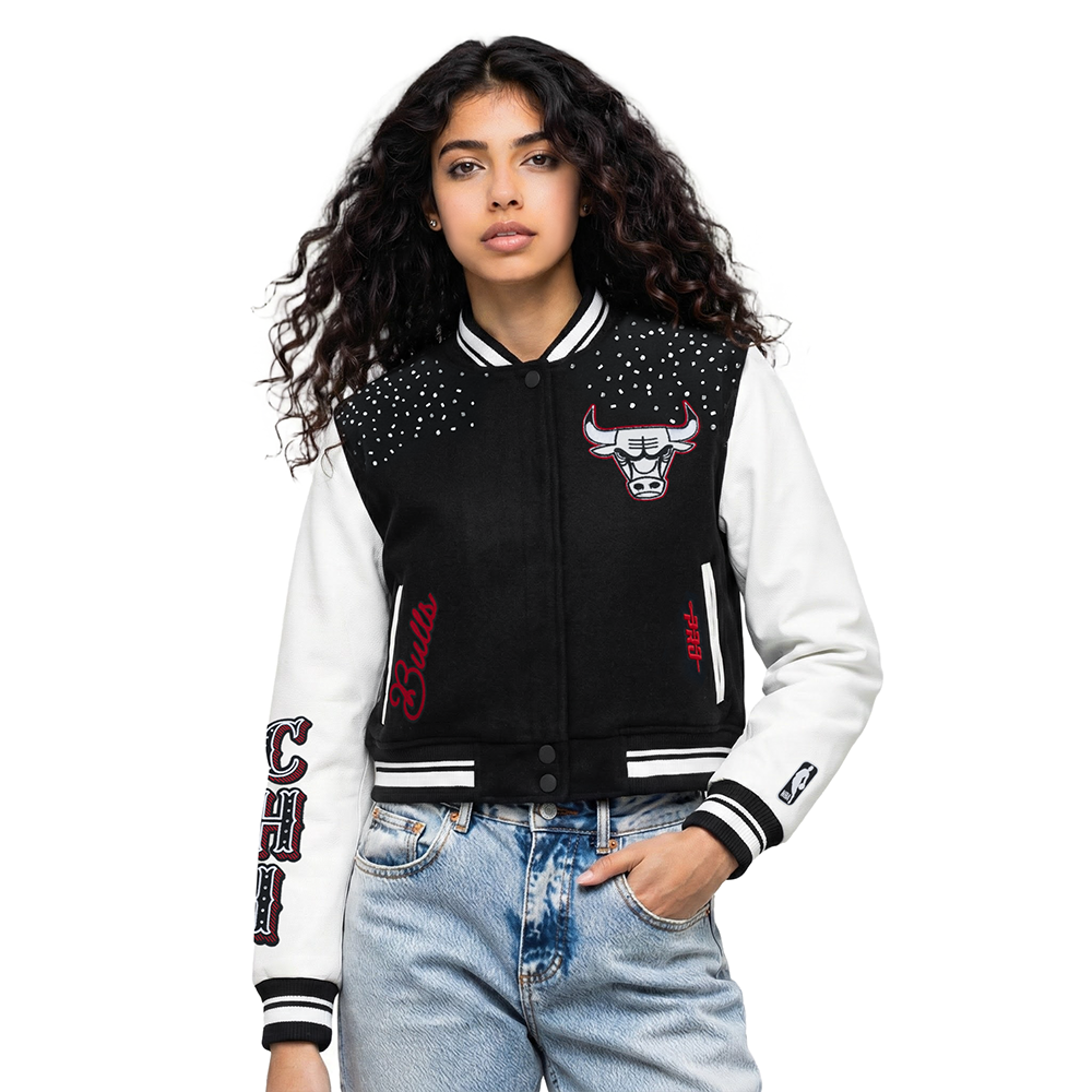 NBA CHICAGO BULLS LEGACY BLOUSON COLLÉGIAL COURT EN LAINE À BORDS CÔTELÉS POUR FEMME (NOIR/BLANC)