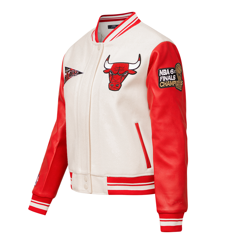 NBA CHICAGO BULLS RETRO CLASSIC BLOUSON COLLÉGIAL EN LAINE À BORDS CÔTELÉS POUR FEMME (COQUILLE D'ŒUF/ROUGE)