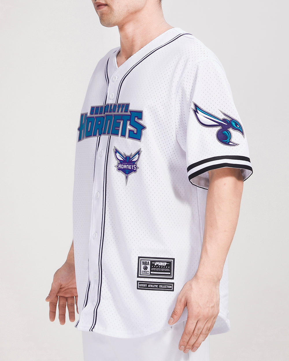 Maillot NBA classique des Charlotte Hornets pour homme en maille boutonnée (blanc/noir/blanc)