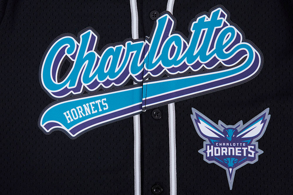 NBA CHARLOTTE HORNETS SCRIPT TAIL CHEMISE BOUTONNÉE EN FILET POUR HOMME (NOIR/GRIS)