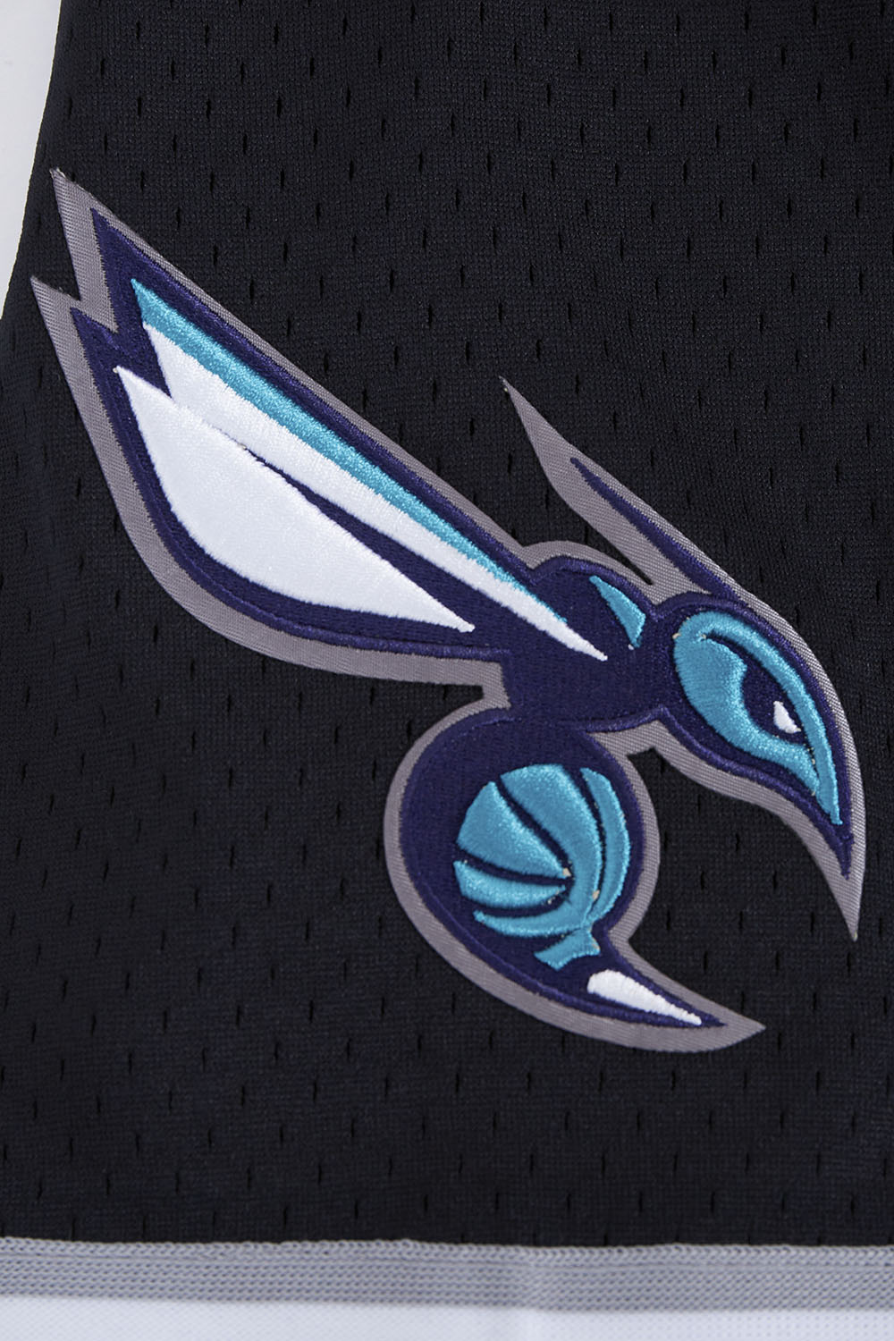 NBA CHARLOTTE HORNETS SCRIPT TAIL CHEMISE BOUTONNÉE EN FILET POUR HOMME (NOIR/GRIS)