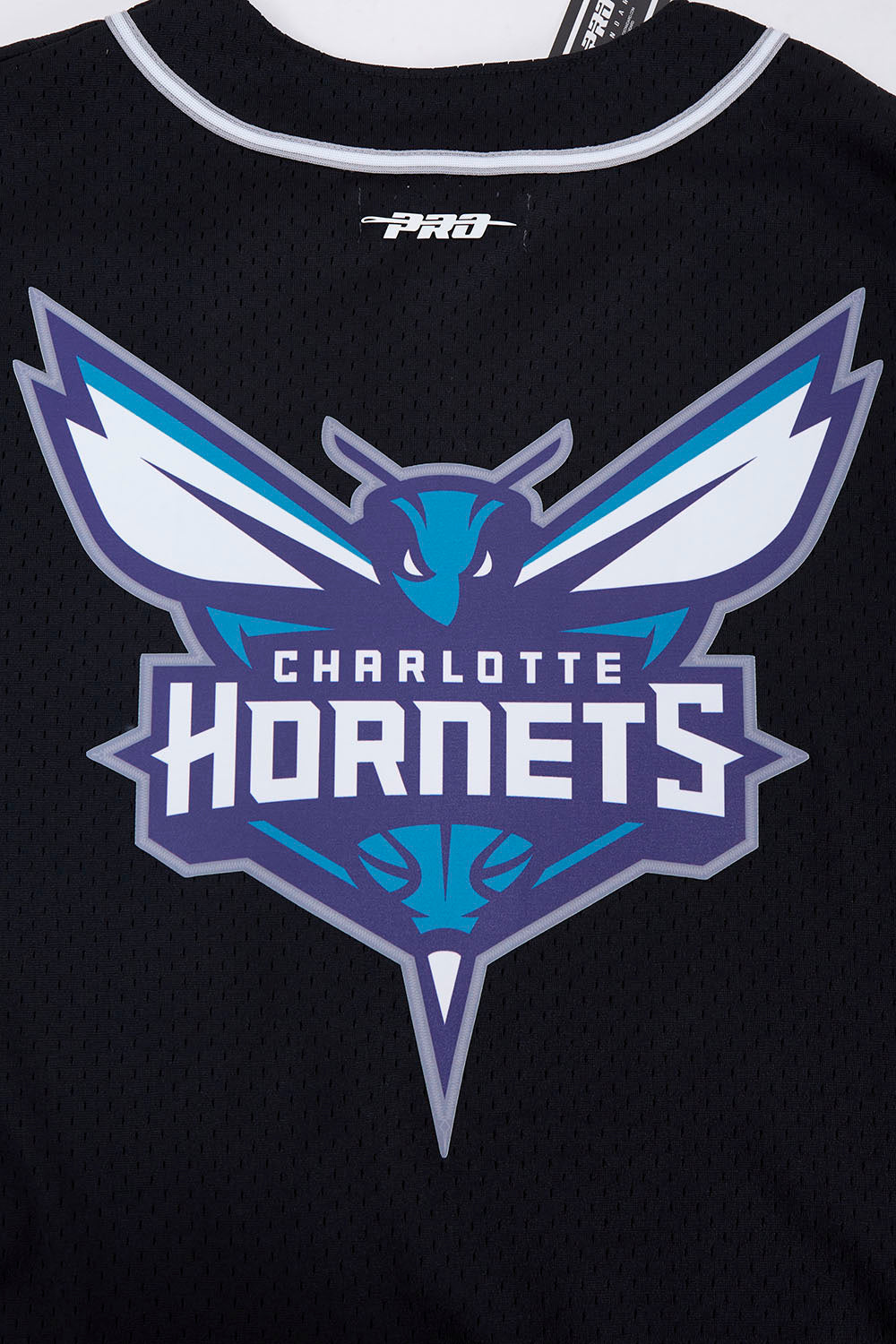 NBA CHARLOTTE HORNETS SCRIPT TAIL CHEMISE BOUTONNÉE EN FILET POUR HOMME (NOIR/GRIS)