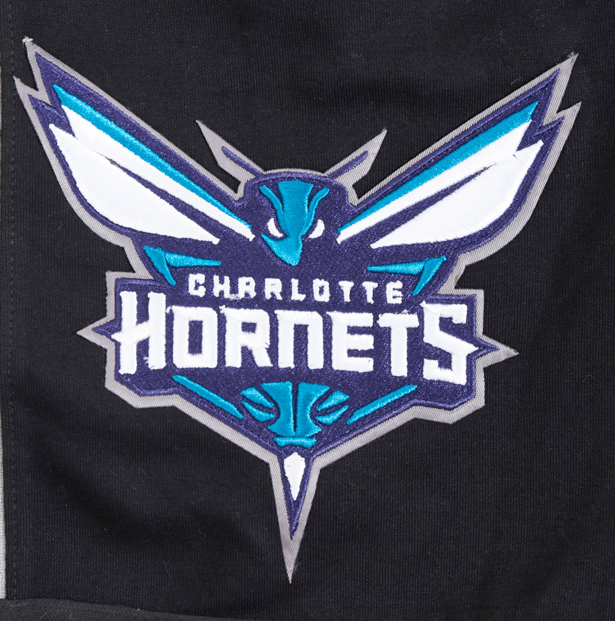 NBA CHARLOTTE HORNETS SCRIPT TAIL SHORT EN MAILLE DOUBLE 2.0 POUR HOMME (NOIR/GRIS)