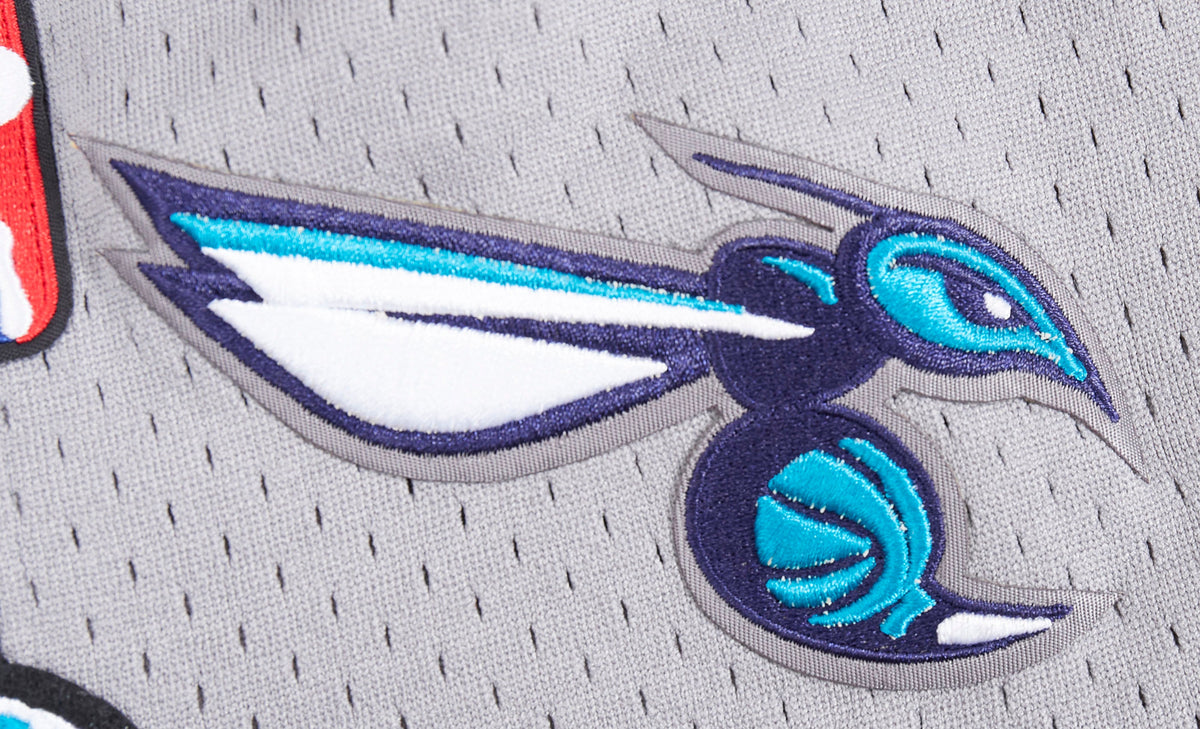 NBA CHARLOTTE HORNETS SCRIPT TAIL SHORT EN MAILLE DOUBLE 2.0 POUR HOMME (NOIR/GRIS)