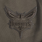 NBA CHARLOTTE HORNETS NEUTRAL SHORT POUR HOMME (TAUPE FONCÉ)