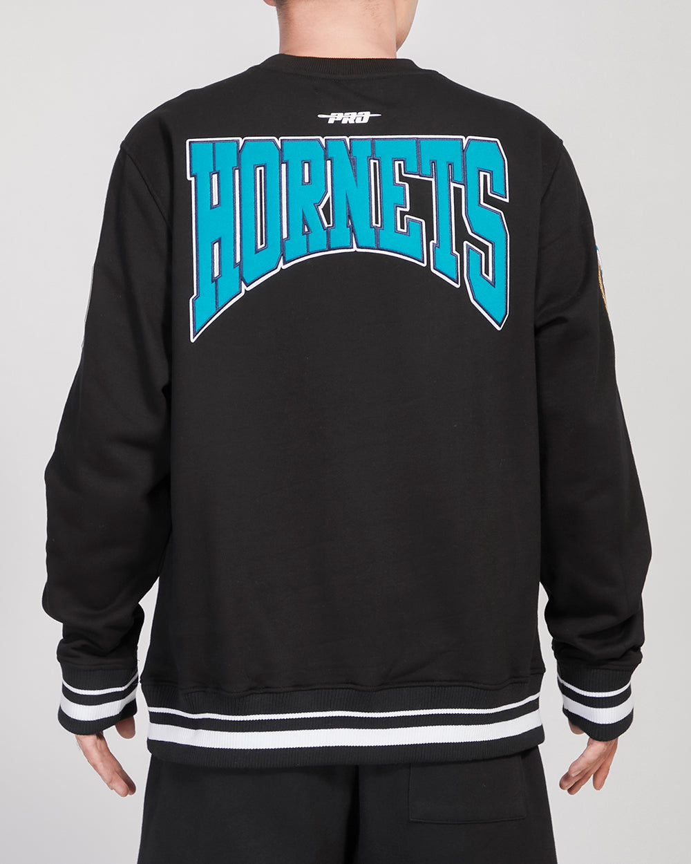 NBA CHARLOTTE HORNETS CREST EMBLEM MEN'S RIB CREWNECK (BLACK)
